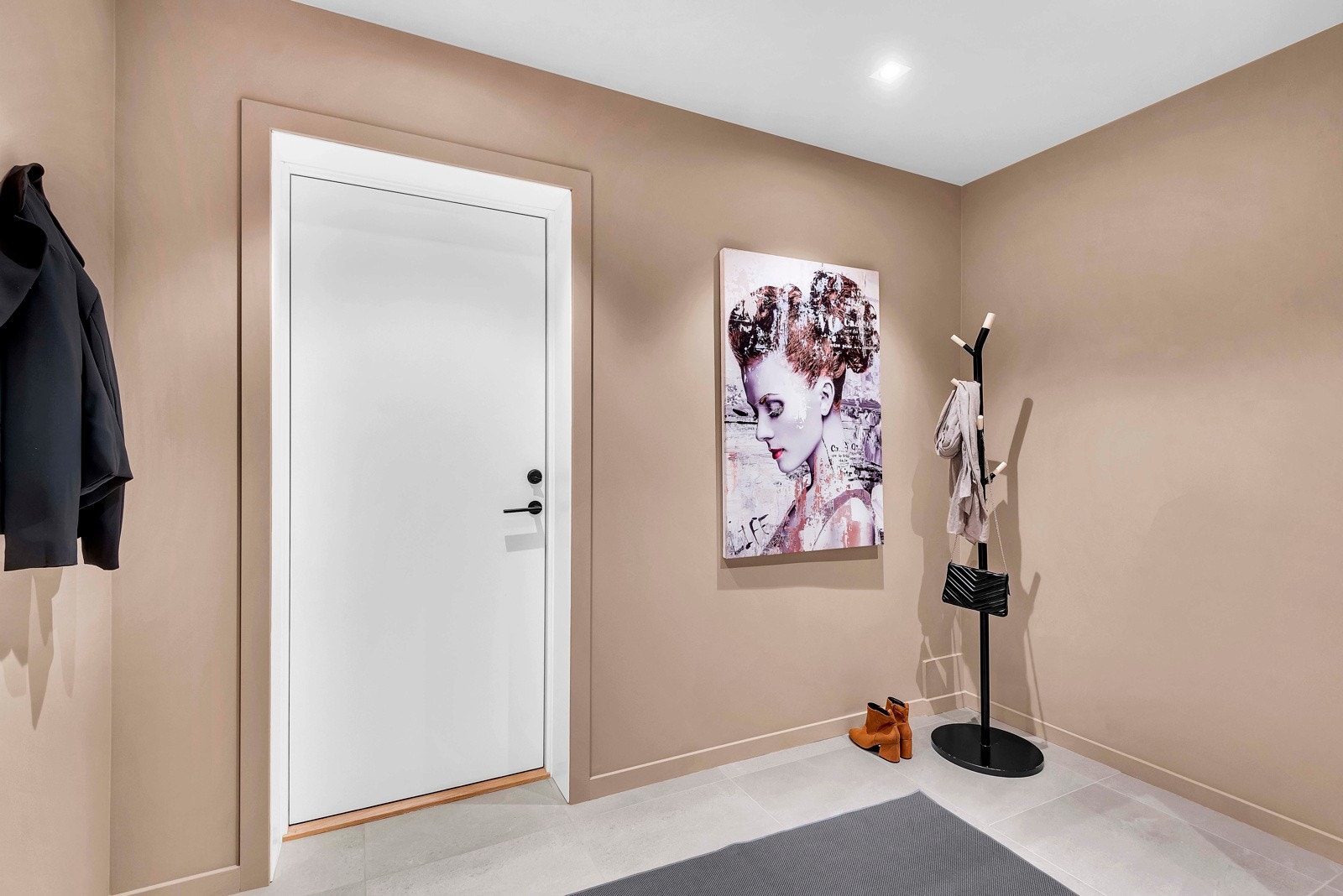 Fra u.etasjen er det egen entré med direkte adkomst fra garasjen. Galleribilde