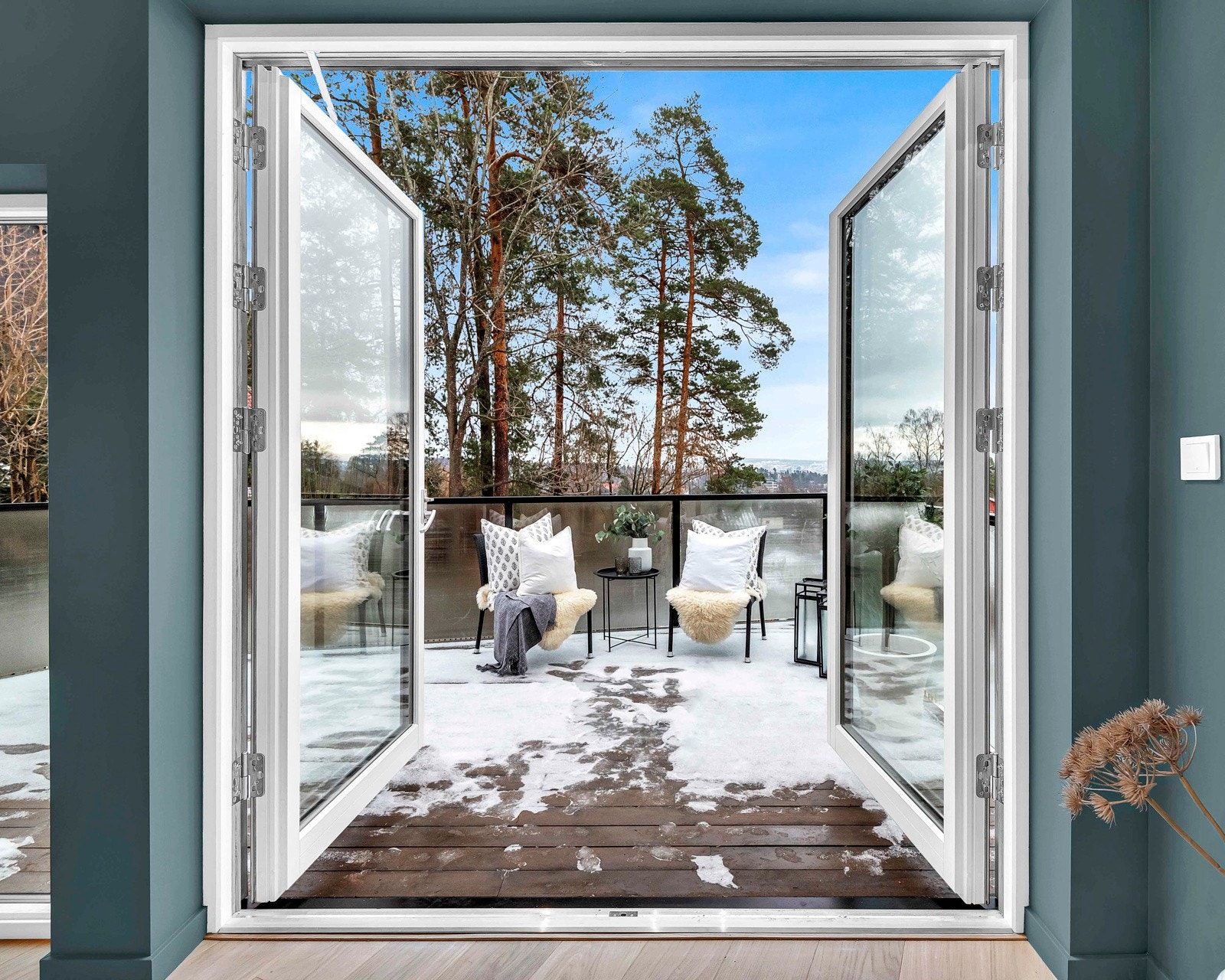 Master bedroom/soverom 1: Fra soverommet er det utgang til egen veranda på ca 14 kvm. Galleribilde