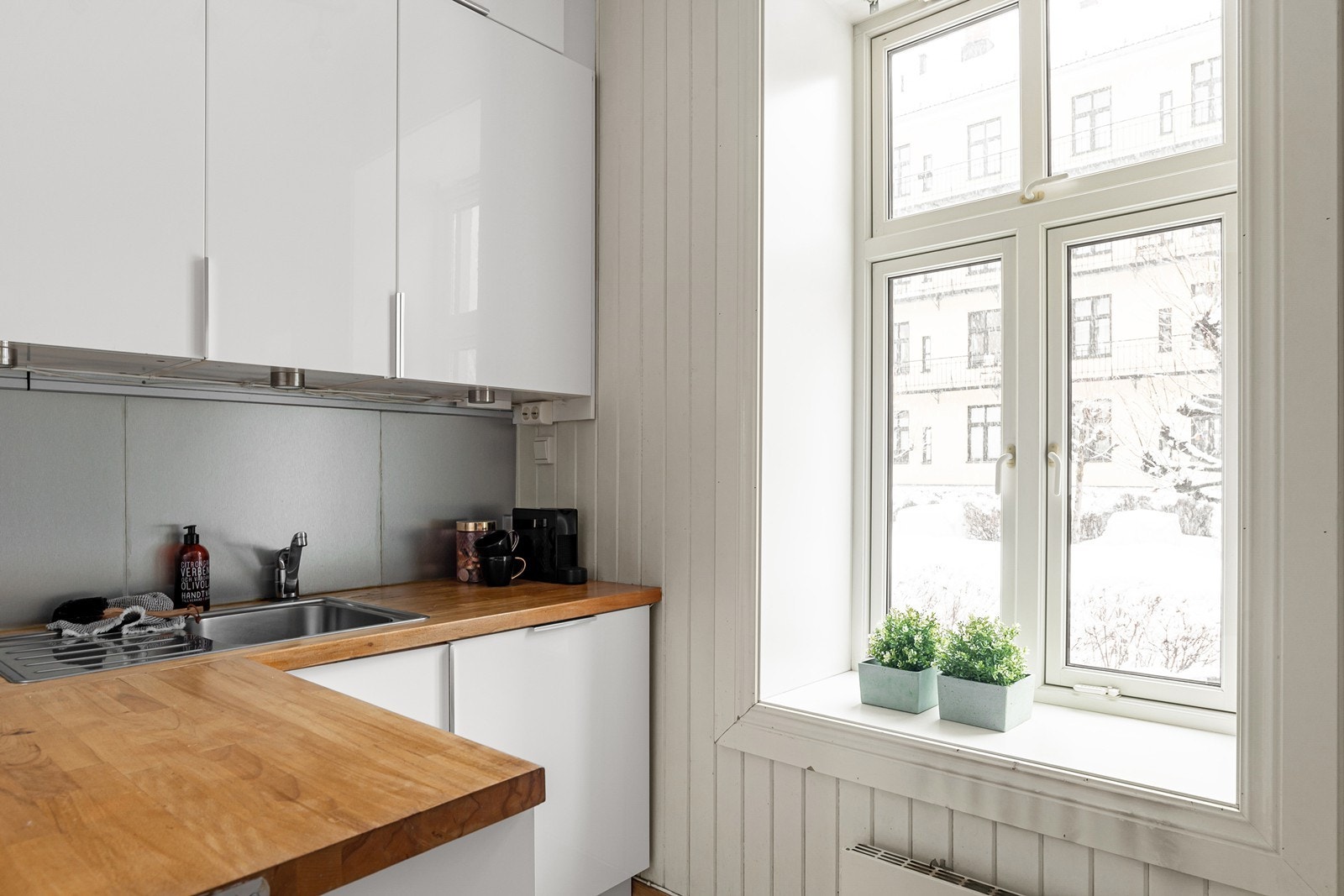 Lyst kjøkken fra 2010 med god benk- og skapplass Galleribilde
