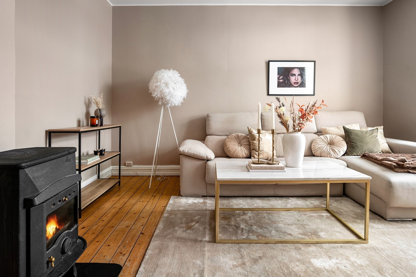 I stuen er det god plass til sofa, bord og tv med tilhørende møblement Galleribilde