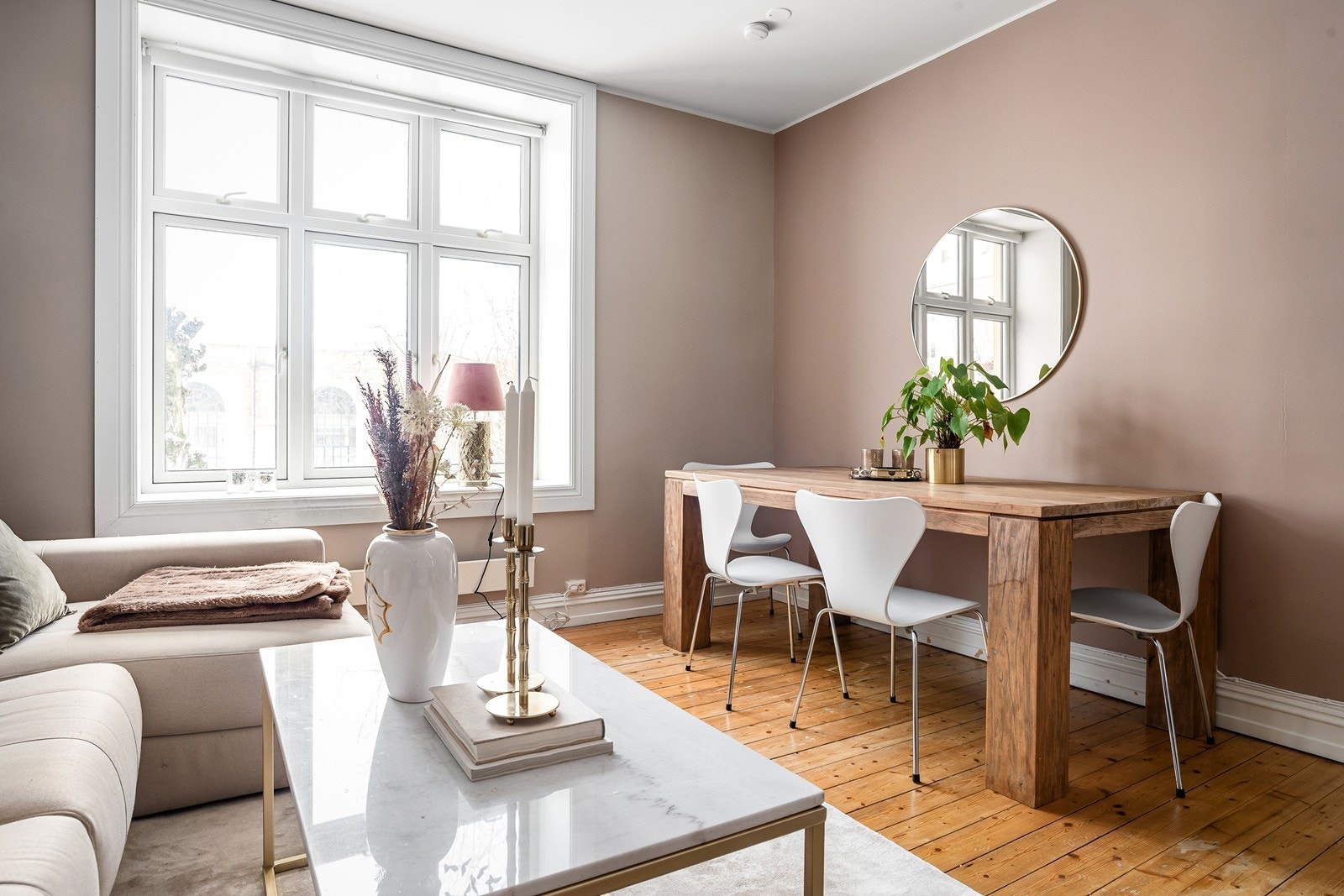 Den store vindusflaten gir godt med naturlig lys i oppholdsrommet Galleribilde