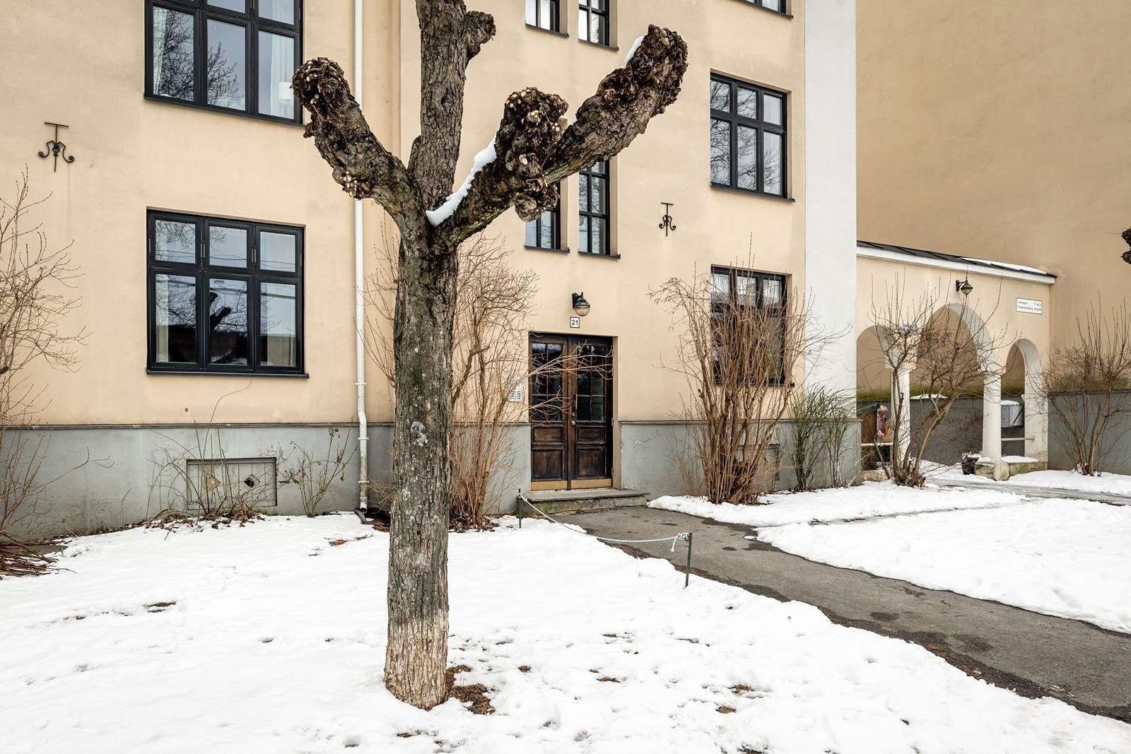 Leiligheten ligger i høy 1.etasje godt trukket inn fra gaten. Hyggelig og beplantet. Galleribilde