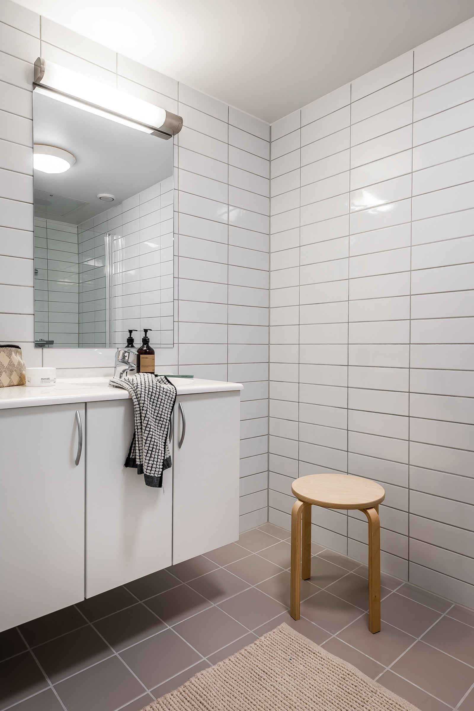 Leiligheten har både bad, eksra WC-rom og vaskerom.