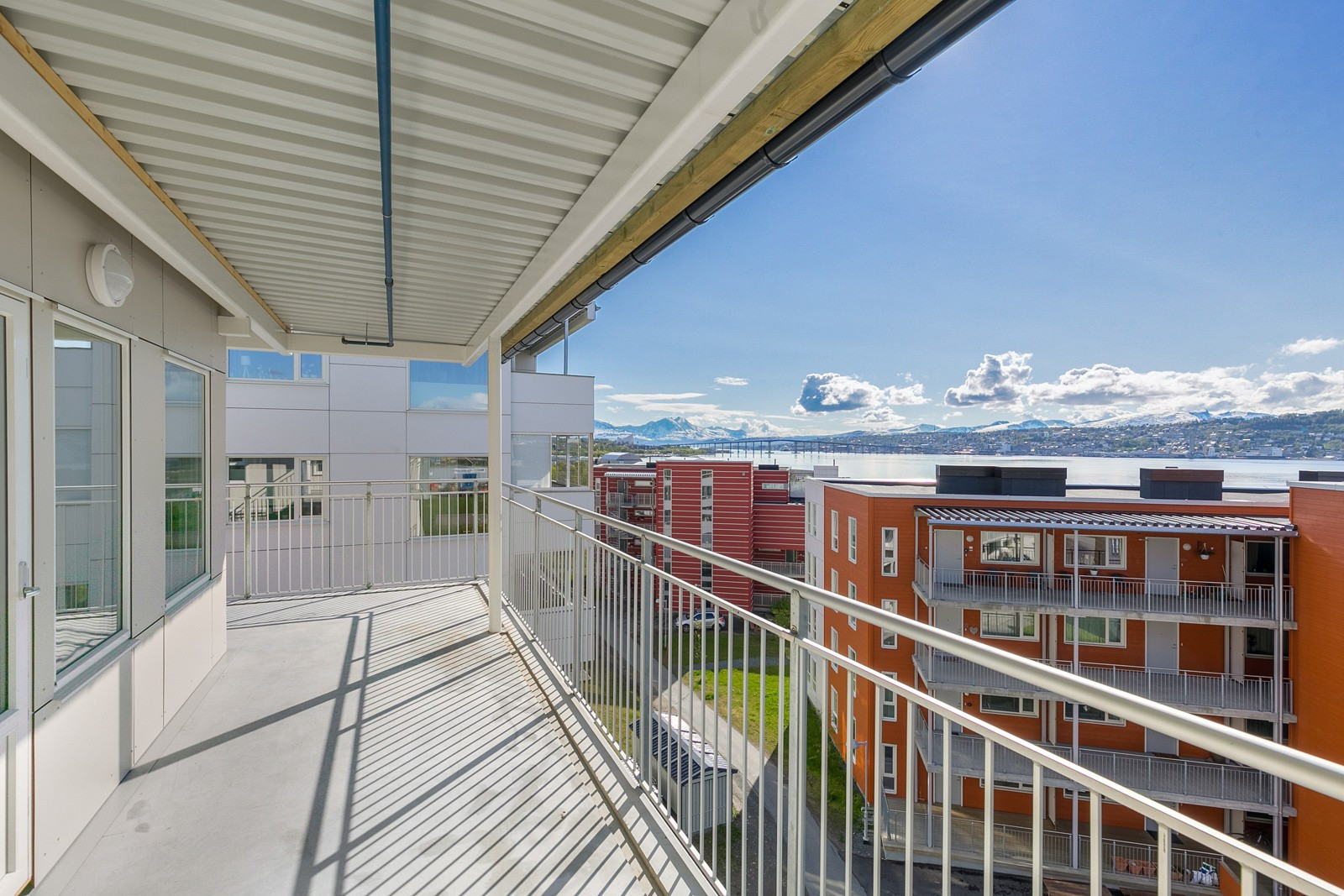 Fra stue er det utgang til stor innglasset terrasse.