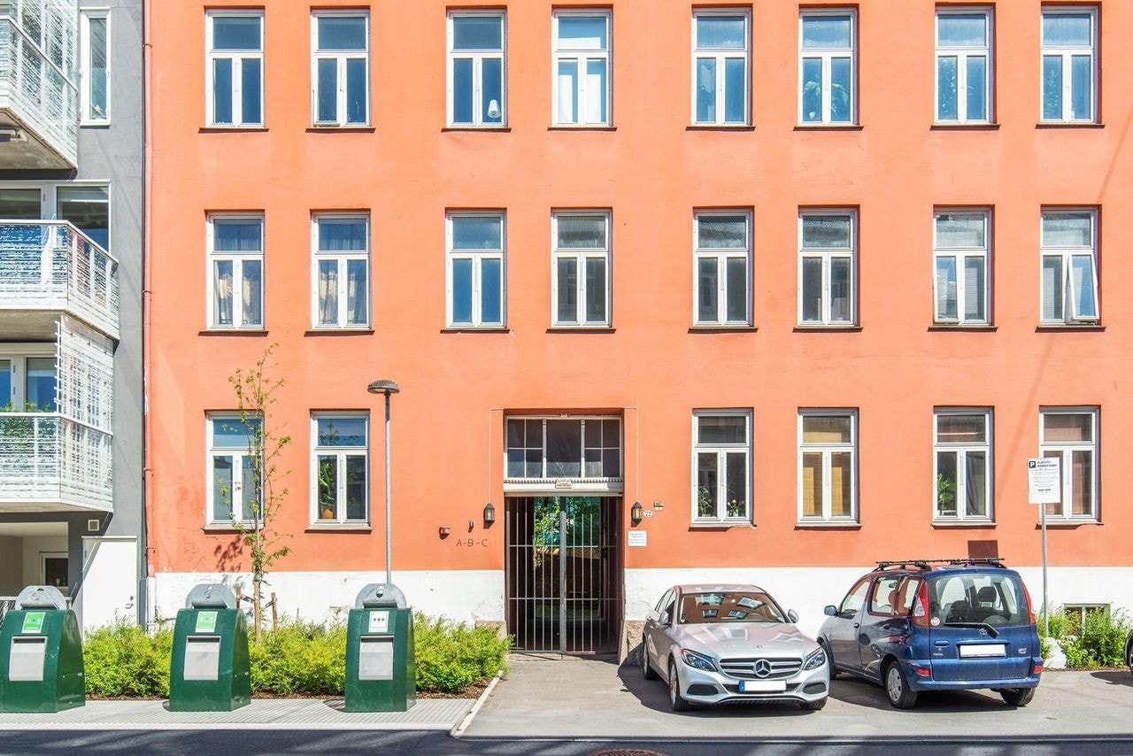 Klassisk bygård. Fasaden holder i disse dager på å bli pusset opp Galleribilde