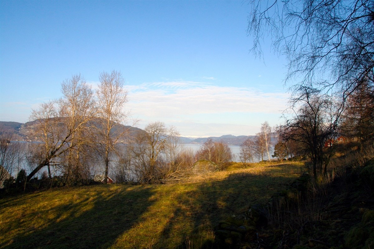 Tomten har en flott beliggenhet i midten av Askvikbakken. Her har du gode solforhold og en flott utsikt over fjorden. Galleribilde