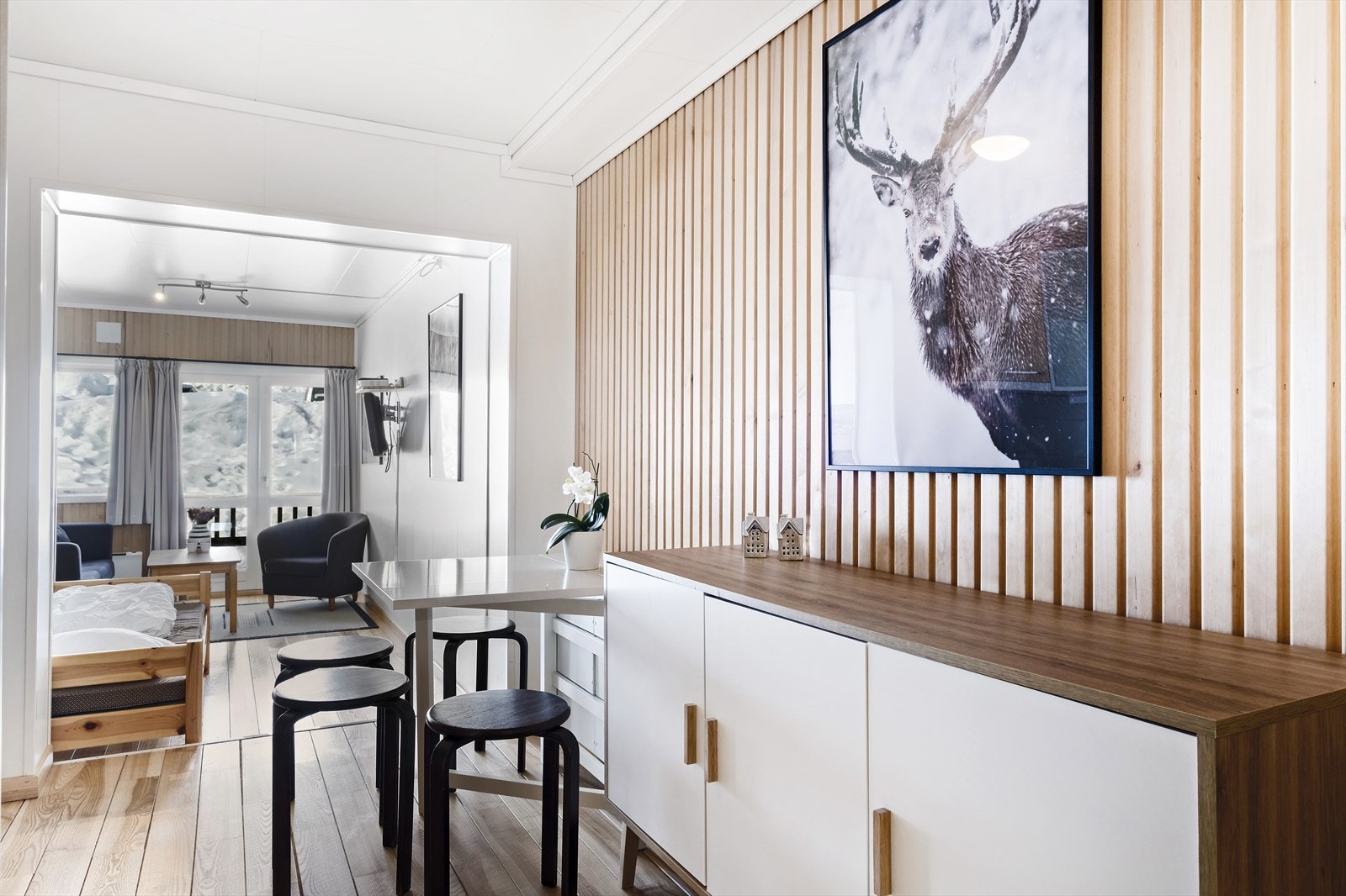 Her har man plass til et mindre spisebord ved kjøkkenet Galleribilde