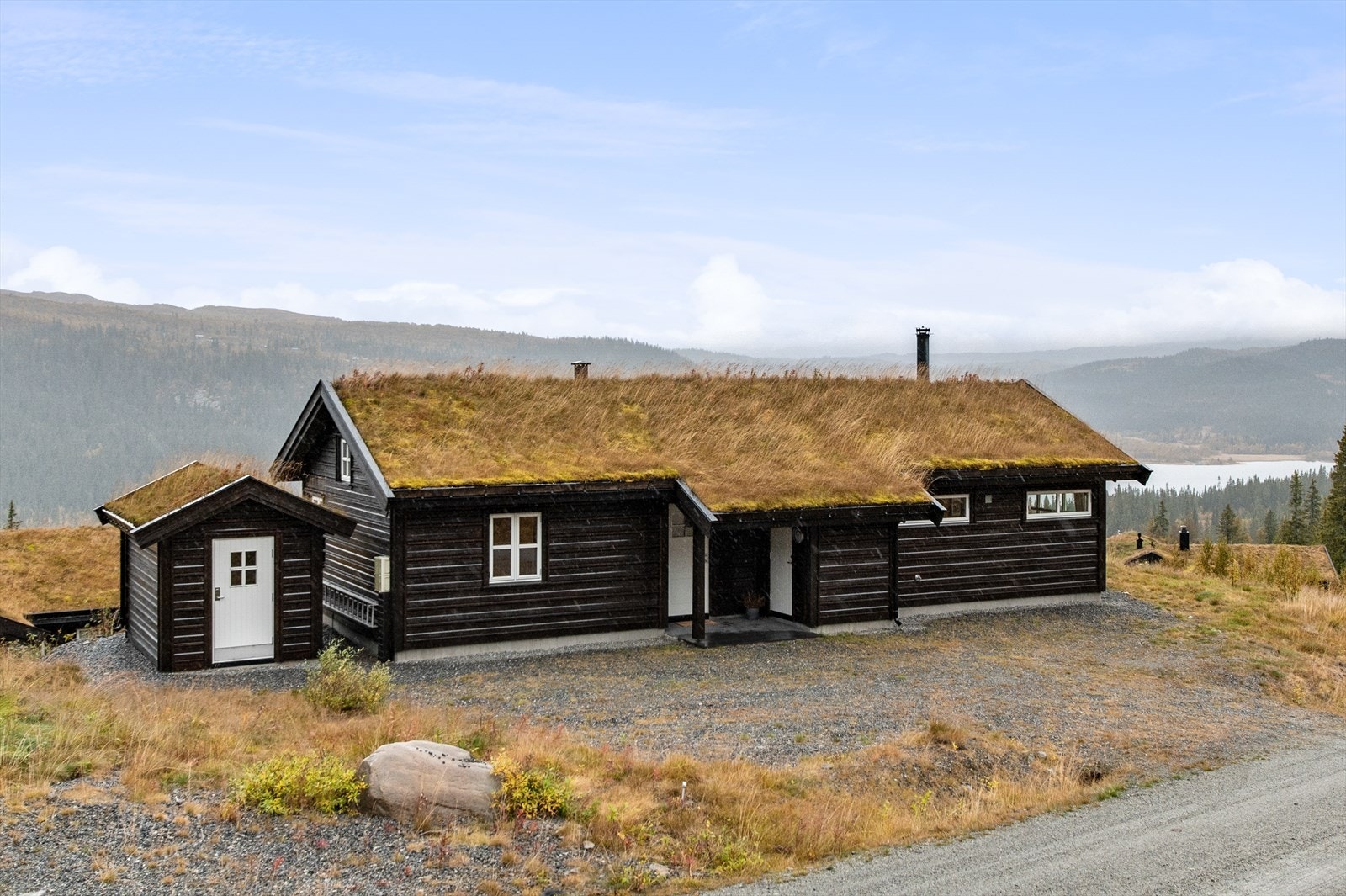Fritidseiendom fra 2008 med solrik og fin beliggenhet med storslagen utsikt Galleribilde