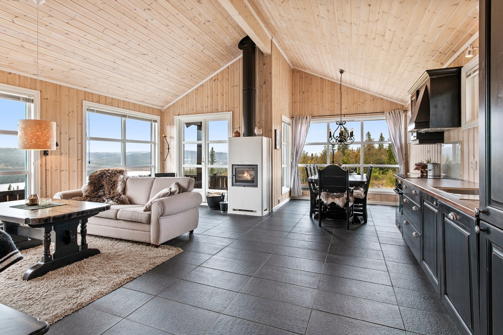 Hytta er oppført over en etasje med hems med en gjennomgående høy standard fra byggeår 2008. Galleribilde