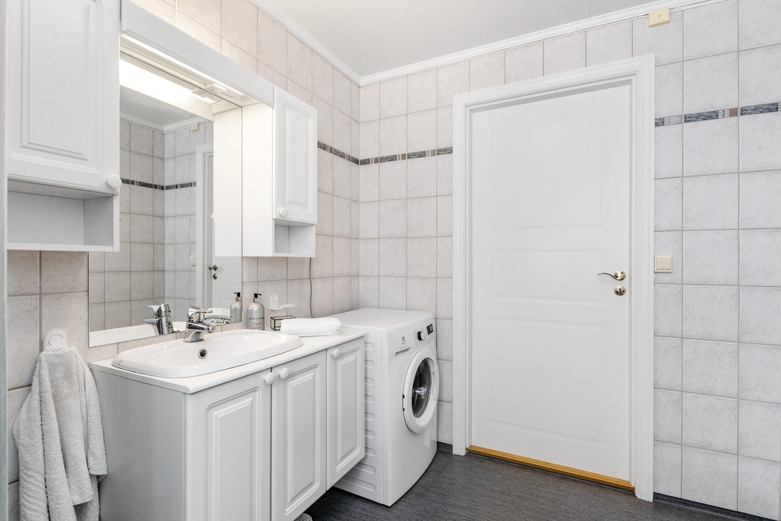 Badet har opplegg for vaskemaskin. Varmekabel i gulv. Galleribilde