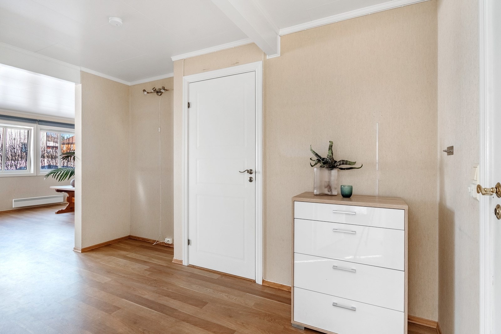 Meget romslig gang med fin plass til sko- og yttertøy, samt mulighet til oppbevaringsmøbler. Galleribilde