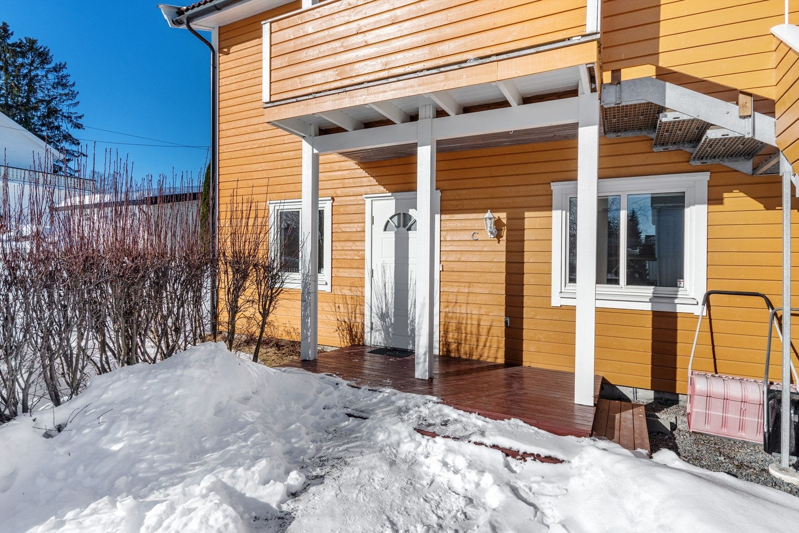Overbygd inngangsparti. Galleribilde