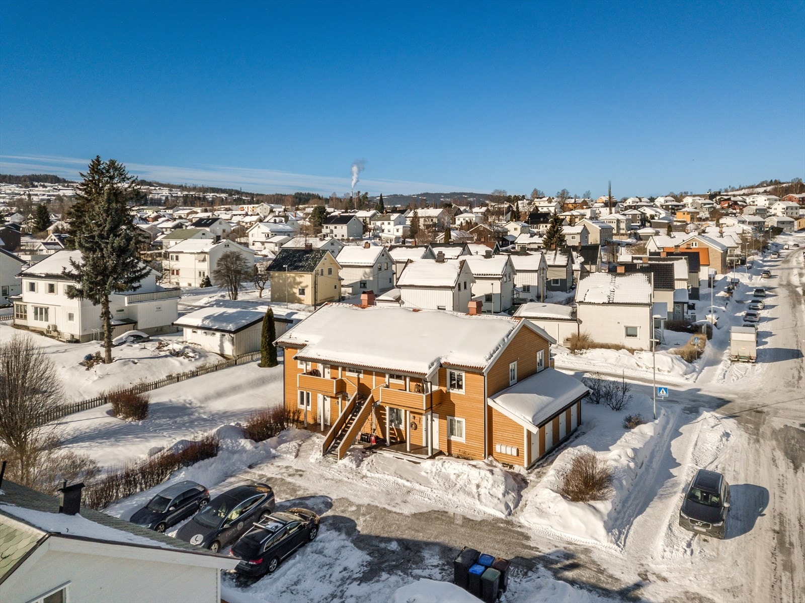 Fra Lundsgate er det gangavstand til dagligvare både ved Kaspergården og Kirkeby, med et lite utvalg av butikker i flere kategorier. Galleribilde