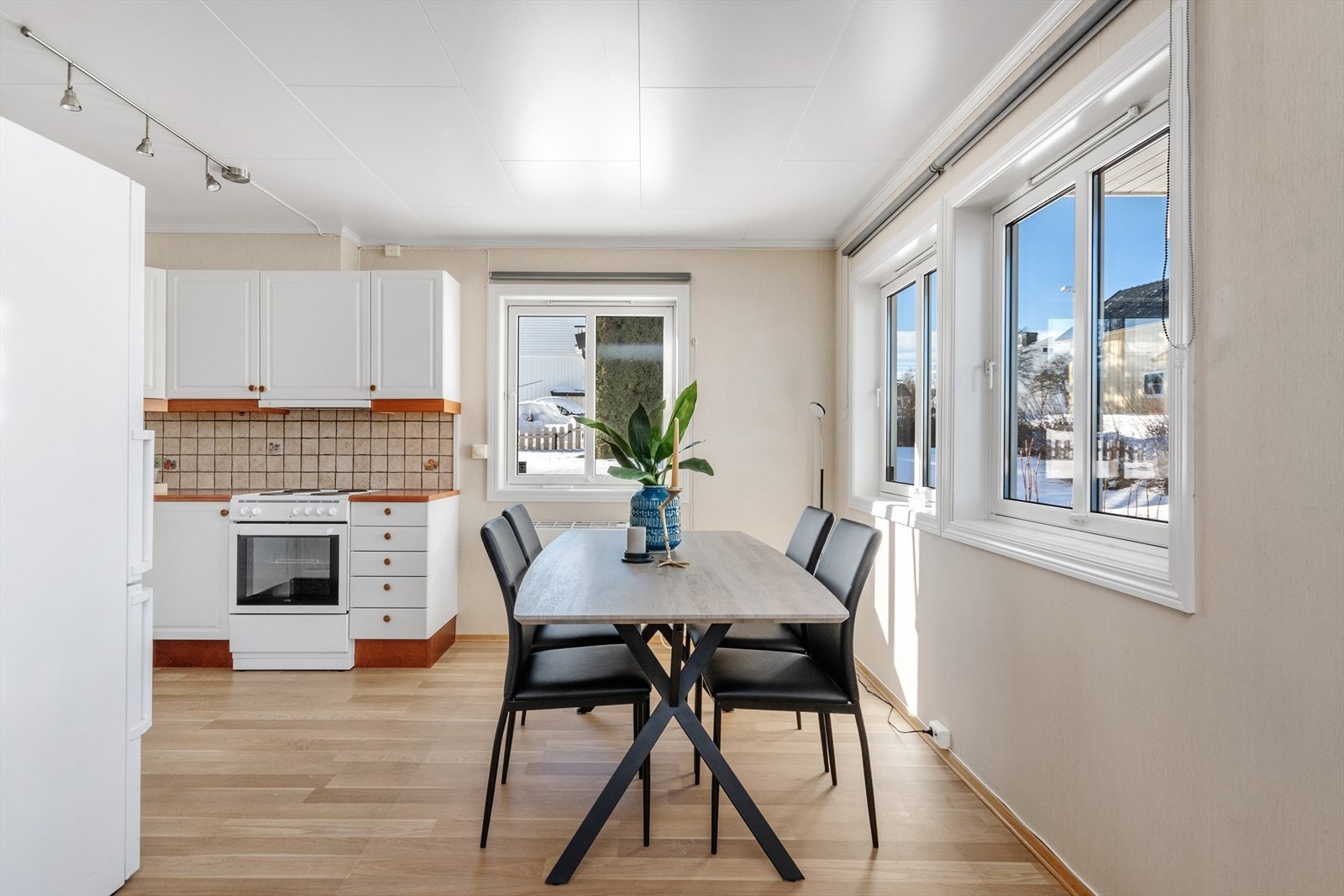 Ved vinduet er det plass til spisebord til deg som liker å samle familien og gjester på middag. Galleribilde