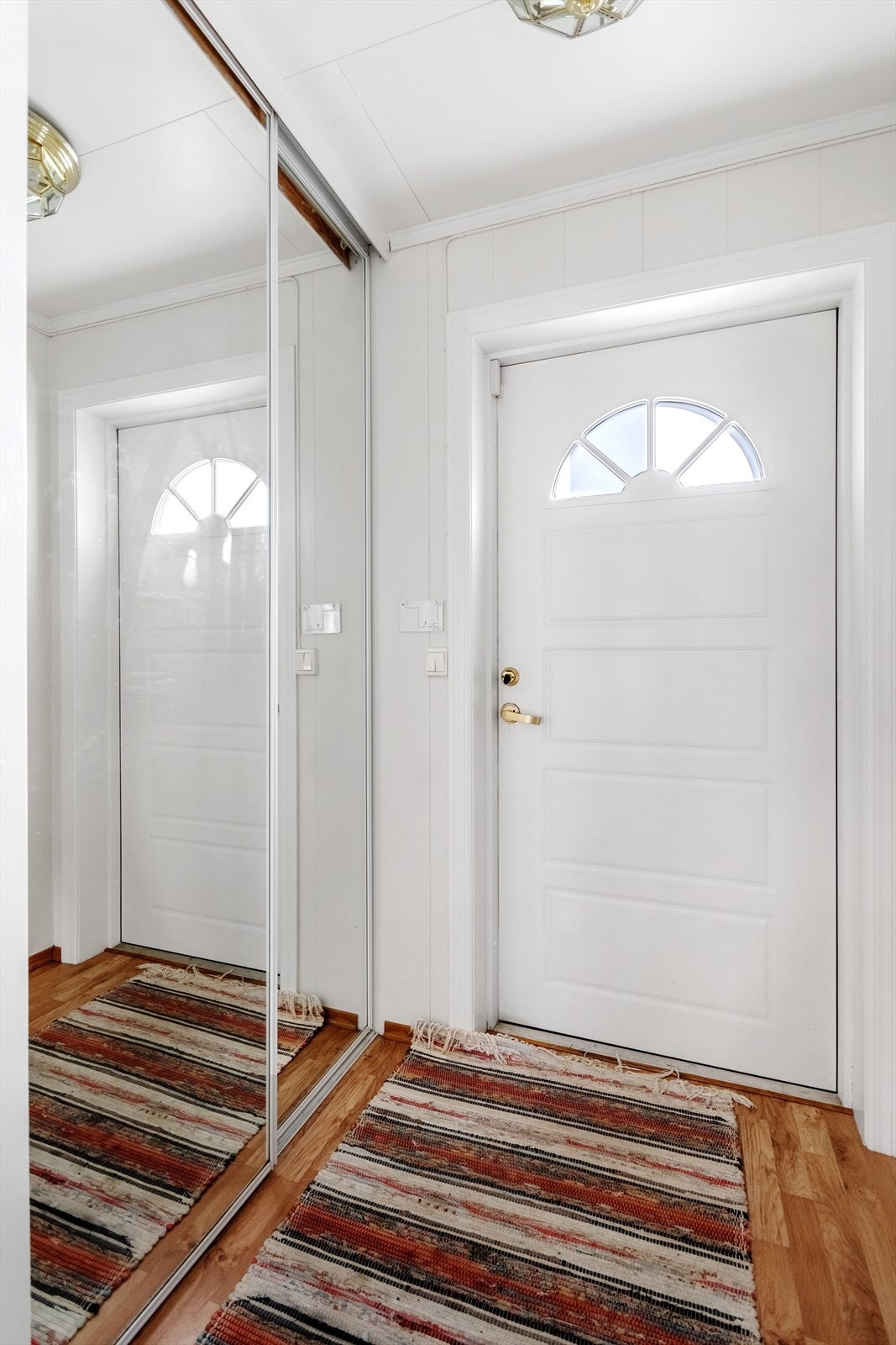 Entre med praktisk skyvedørsgarderobe med gode muligheter til oppbevaring. Galleribilde