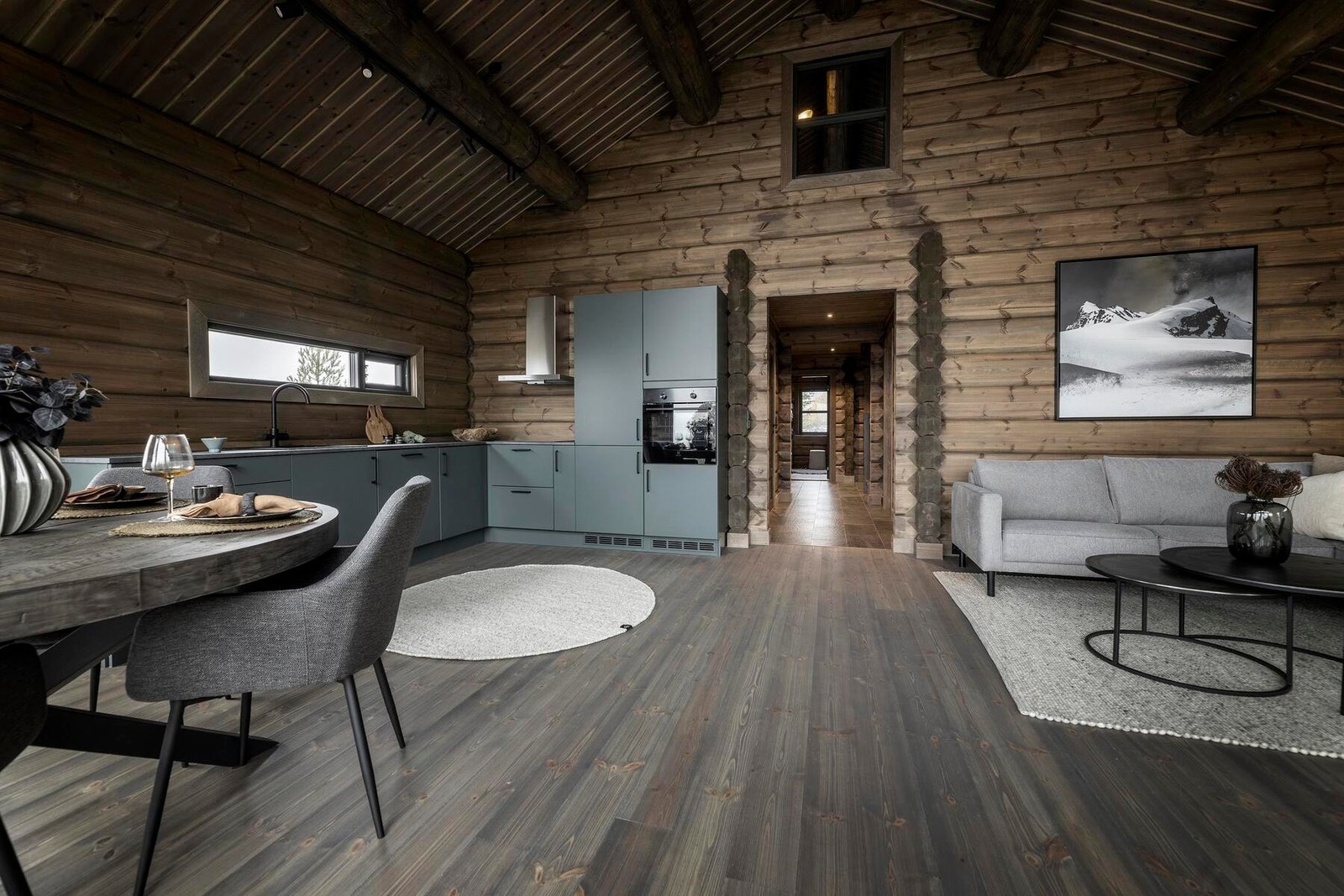 Romslig oppholdsrom på hele 39 m2. God takhøyde gir et luftig uttrykk. Galleribilde