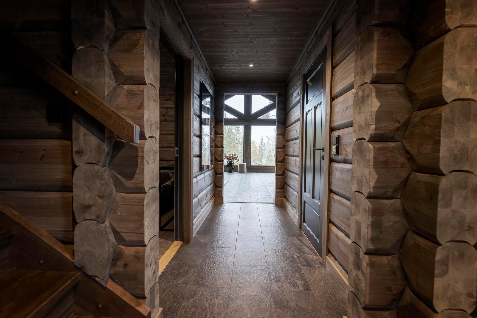 Delikate overflater møter deg i inngangspartiet. Gulv er flislagt med walks black, 30x60. Varmekabler. Galleribilde