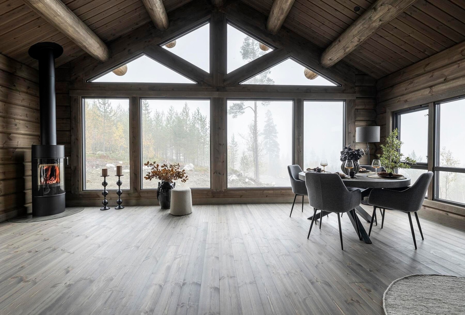 Eksklusiv tømmerhytte!
Stuedelen har furugulv i fargen Hellegrå med varmefolie. Tømmerveggene er i beiset farge Sjøsand. Galleribilde