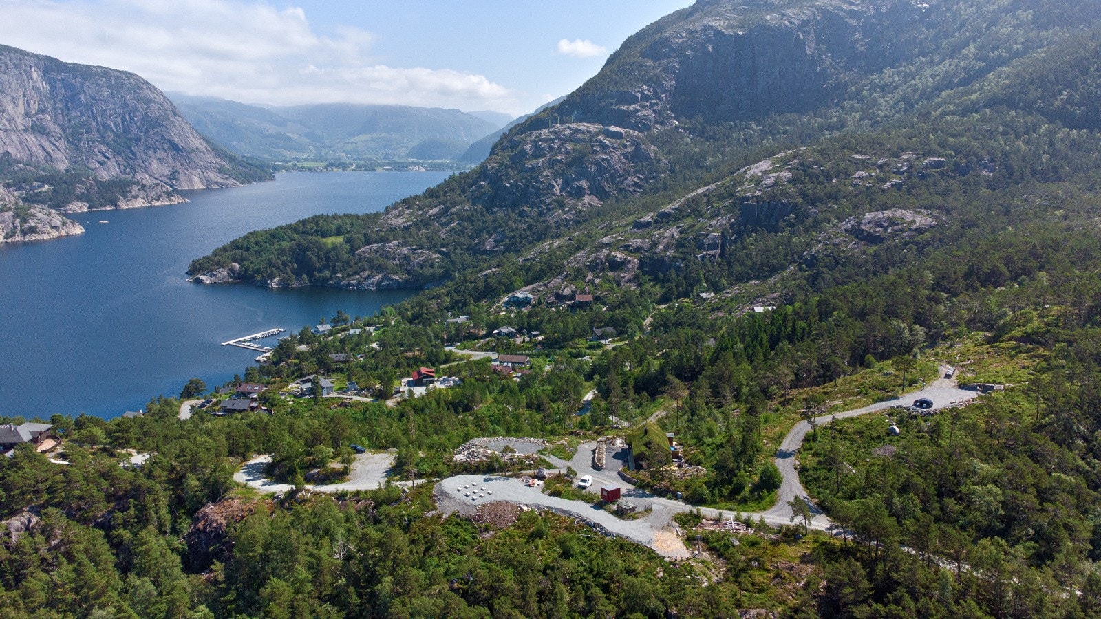 Tomtene ligger i nydelige omgivelser, hvorav alle har fantastisk utsikt over Årdalsfjorden. Galleribilde