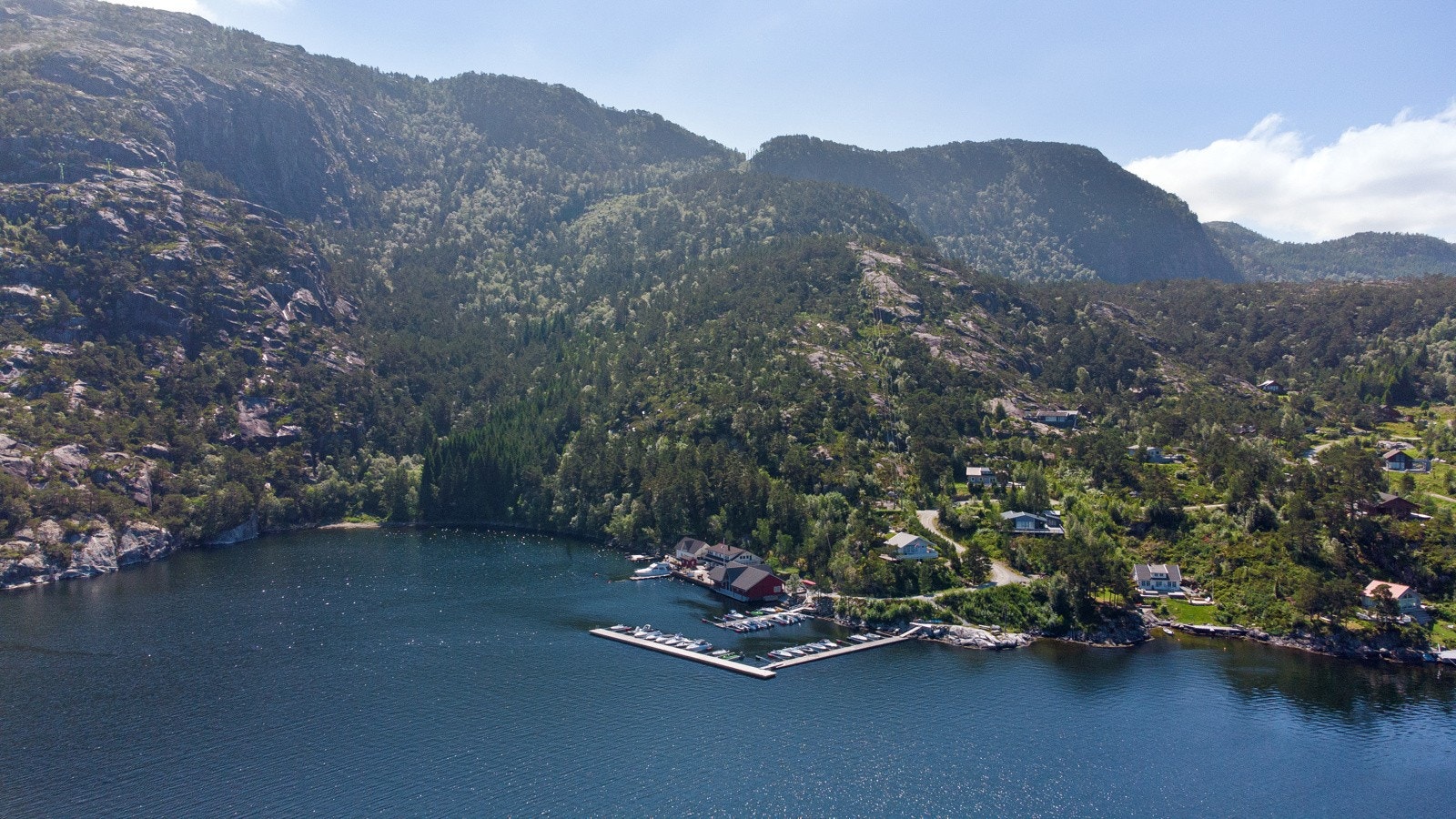 Sjøen og båtanlegget med egen båtplass ligger i kort gangavstand fra tomtene. Galleribilde