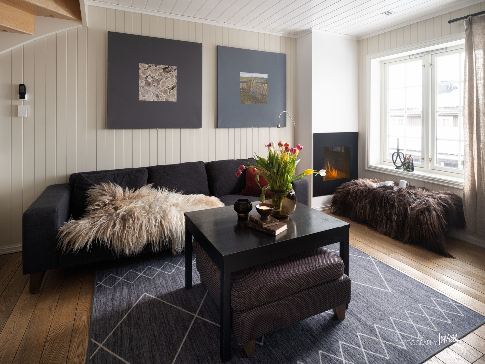 Lys og fin stue med gasspeis / Bildene er fra naboleiligheten som er tilsvarende, men speilvendt. Avvik vil forekomme Galleribilde