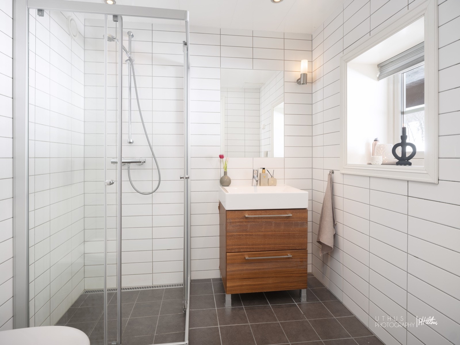 Flislagt bad / Bildene er fra naboleiligheten som er tilsvarende, men speilvendt. Avvik vil forekomme Galleribilde