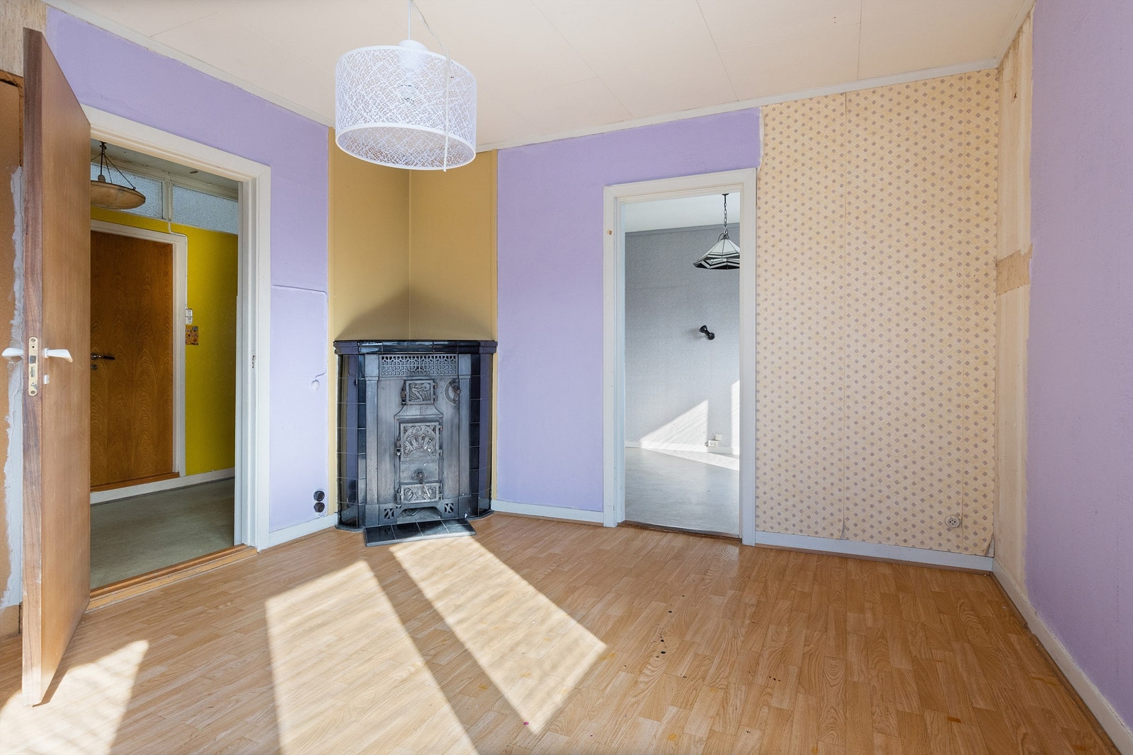 Stue med vedkamin Galleribilde