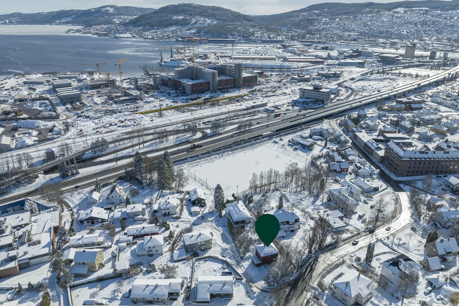 Kort gangavstand til bussholdeplass langs Nøsteveien med avganger mot Lierbyen, Lierskogen, Asker og Drammen Galleribilde