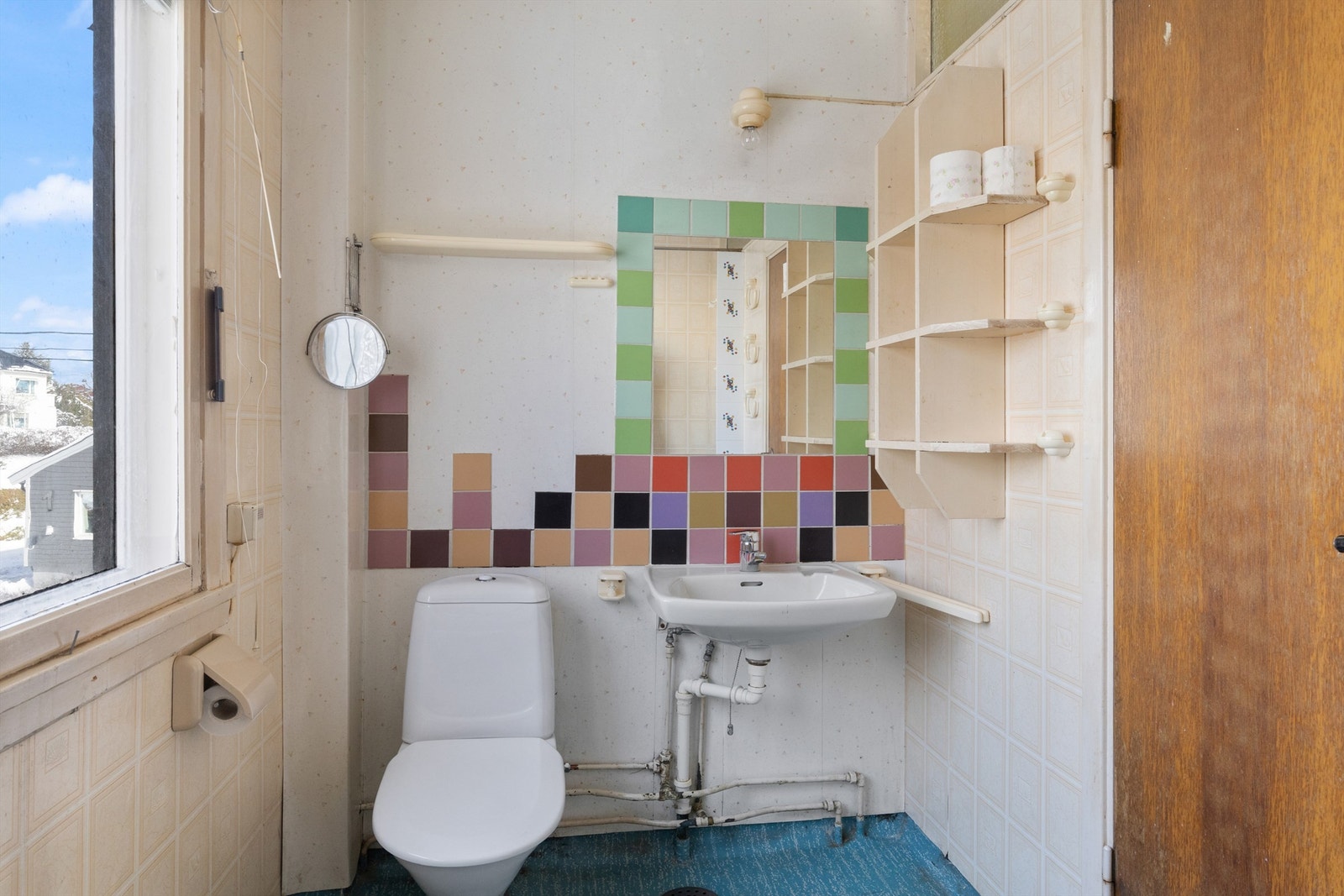 Bad med belegg på gulv, våtromstapet på vegger og malt himling Galleribilde