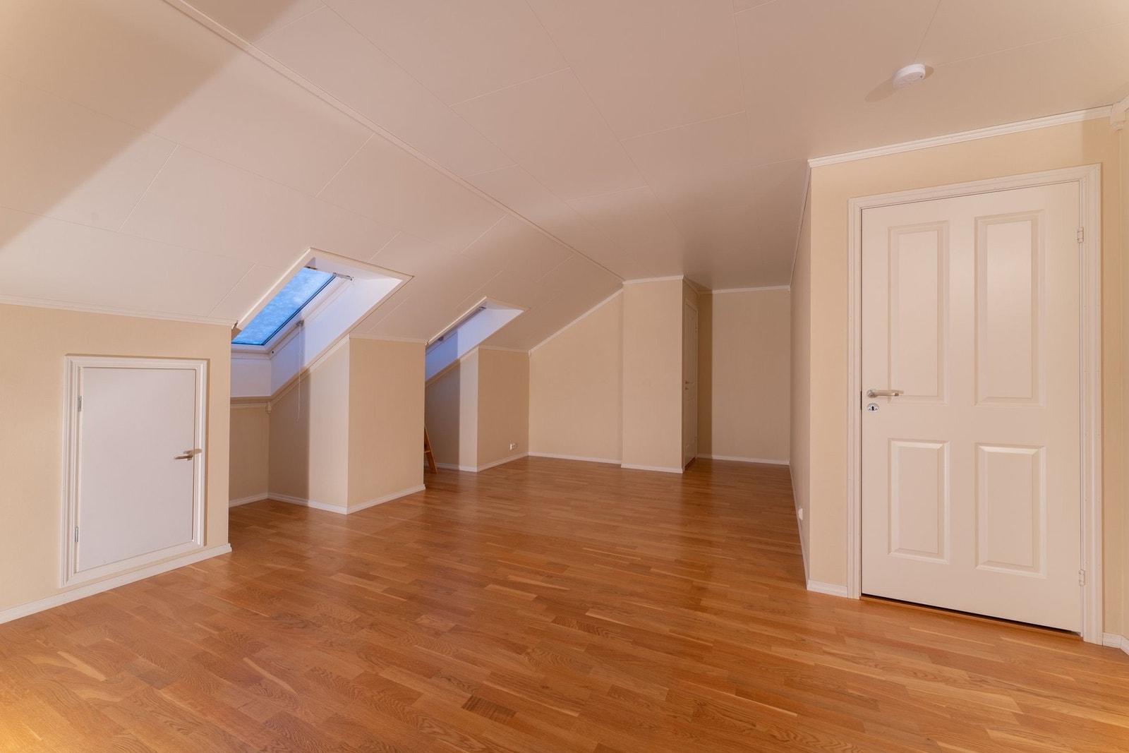 Loftstue. Galleribilde