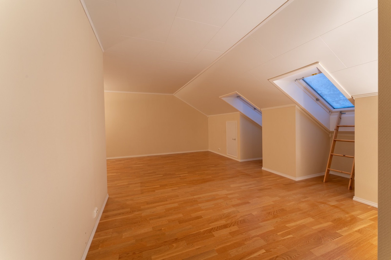 Loftstue. Galleribilde