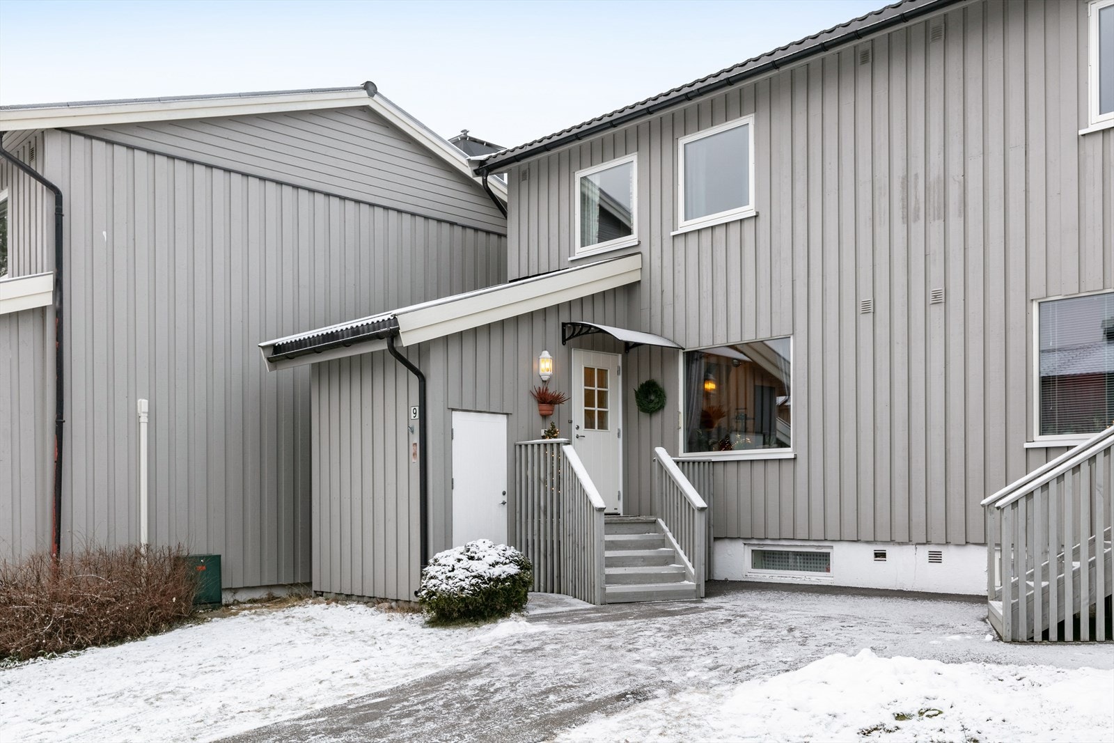 Inngangspartiet er påbygget i nyere tid og har en praktisk bod med utvendig adkomst. Galleribilde