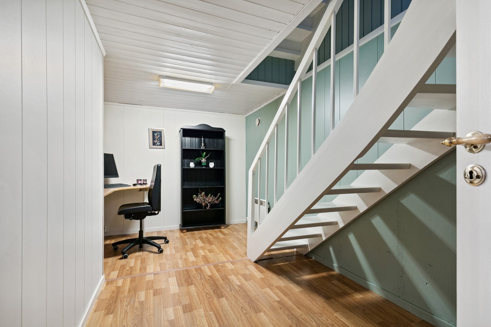 Trapperom i kjelleretasjen som i dag er benyttet som kontor. Galleribilde