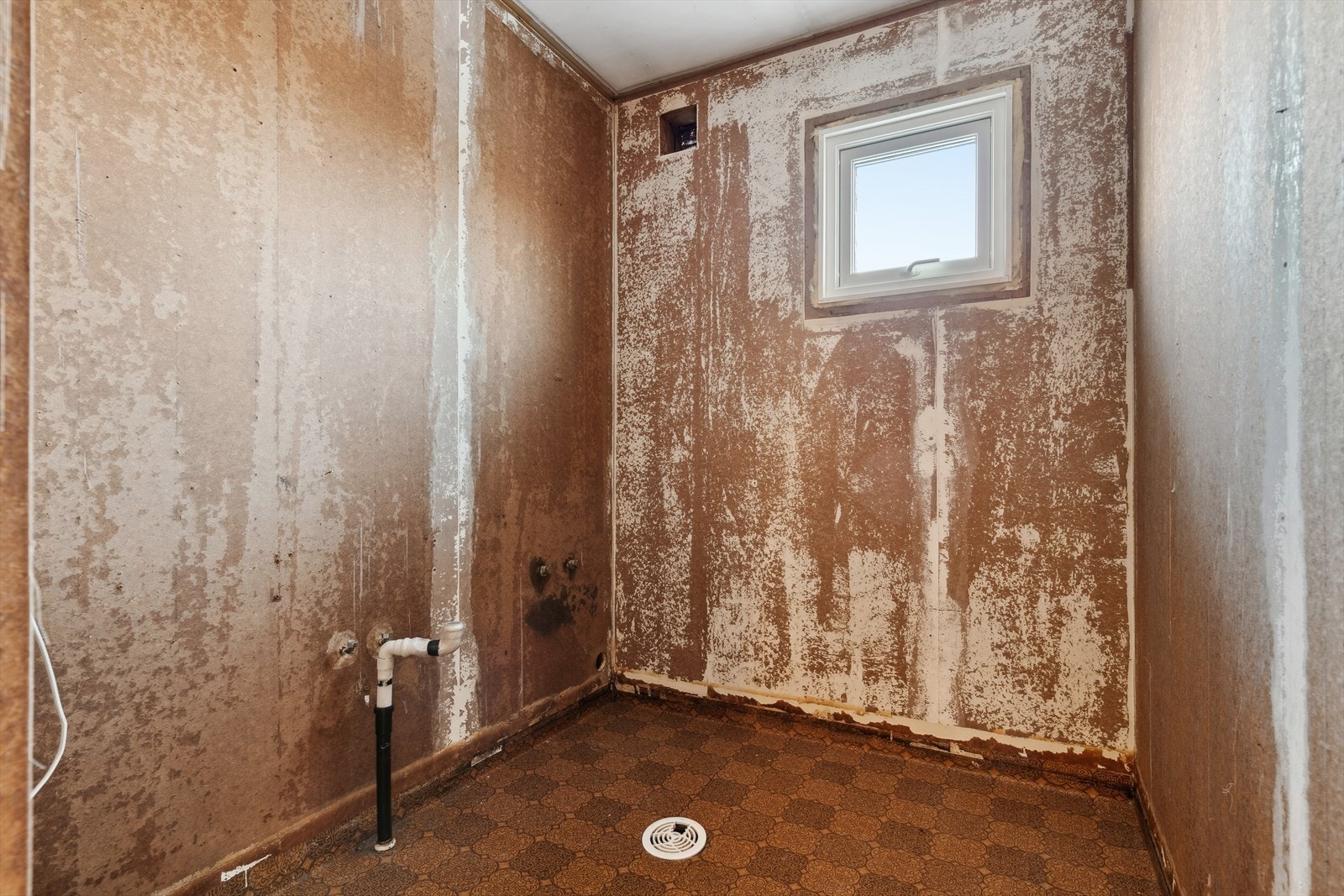 Dette kan bli ditt drømmebad. Vegger og innreding er strippet før salg og klargjort for rehabilitering. Galleribilde