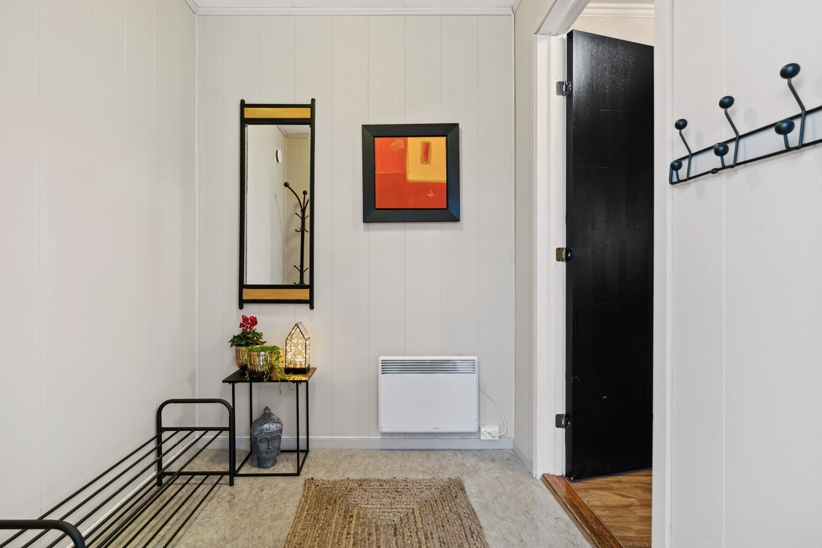 Entré med plass til garderobeskap, knaggrekke og skostativ. Galleribilde