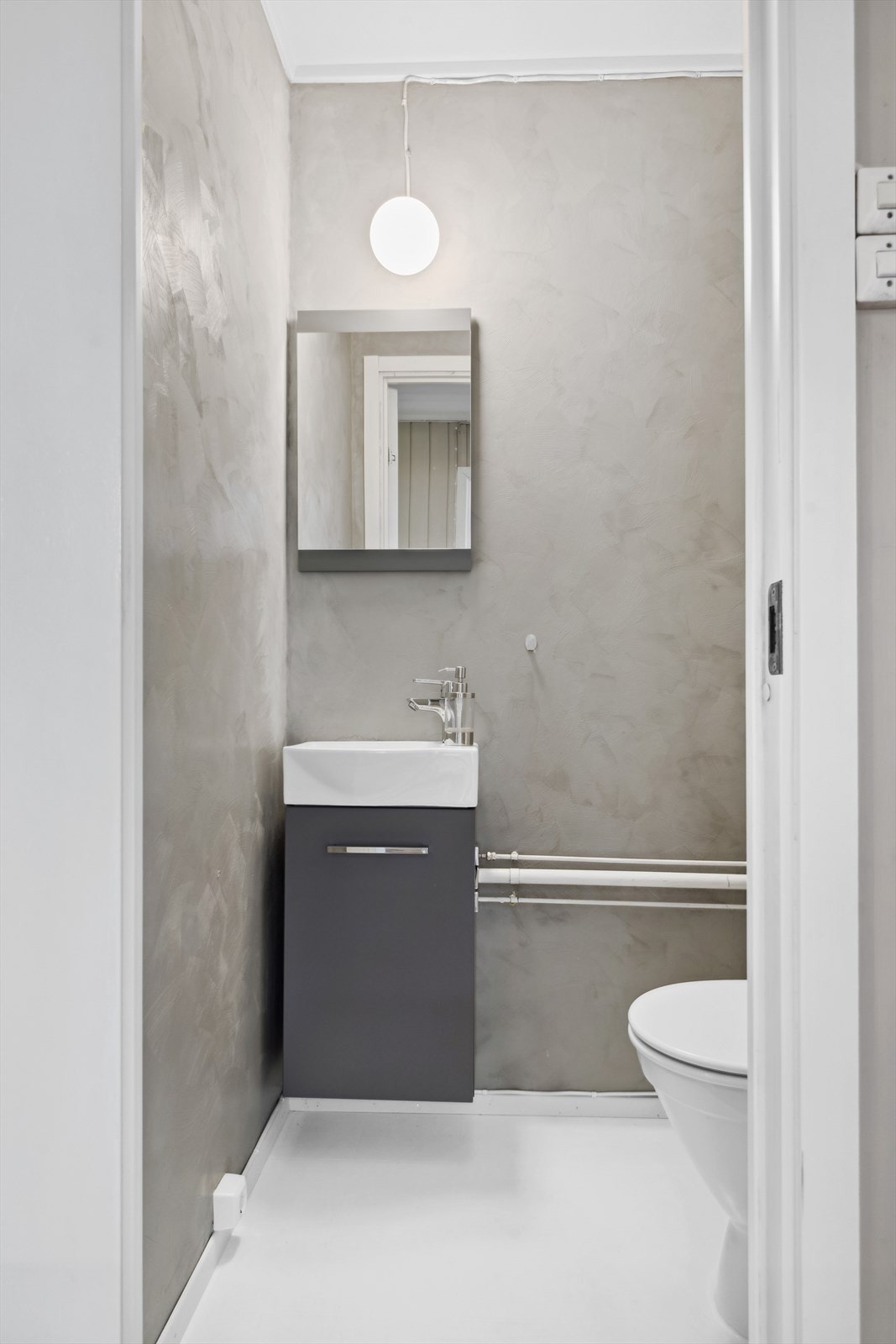 Oppusset WC-rom med et moderne uttrykk. Galleribilde