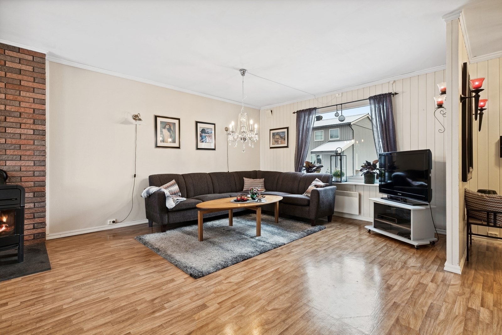 Det er god plass til en røslig sofagruppe i den ene enden av stuen. Galleribilde