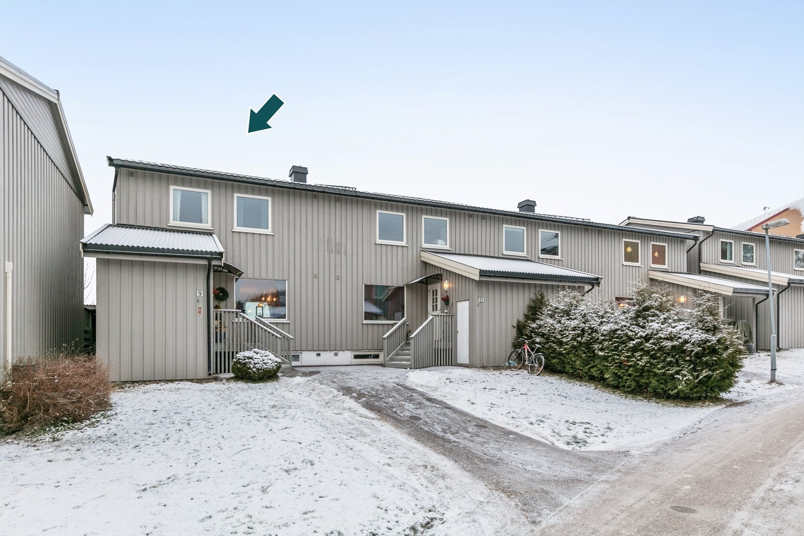 Boligen ligger på enden av rekken og har god plass, fordelt på 2 etasjer og innredet kjeller. Galleribilde