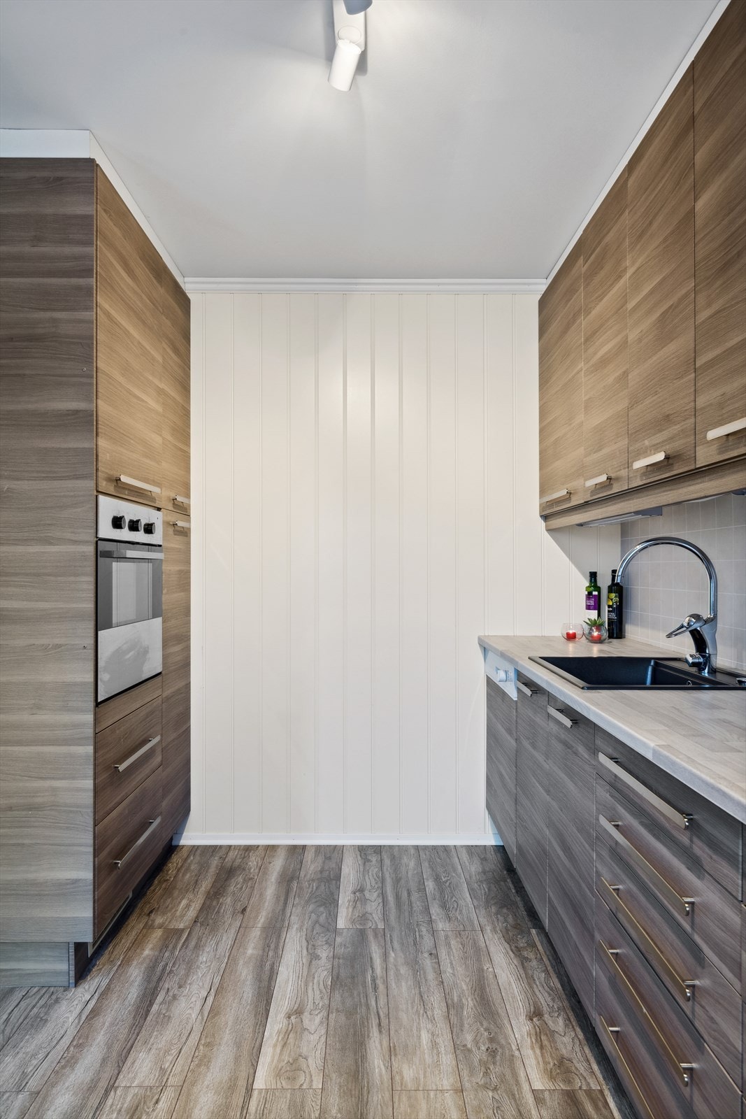 Praktisk innredet kjøkken som utnytter plassen godt og byr på rikelig med skapplass. Galleribilde