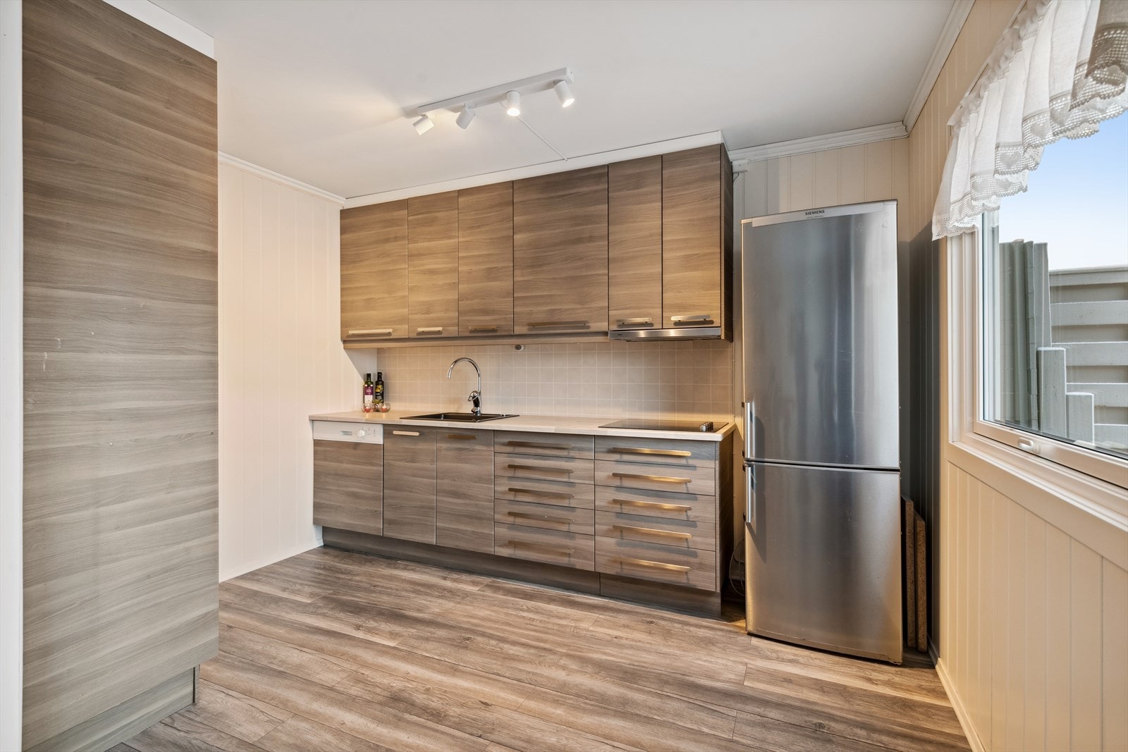 Kjøkkenet er pusset opp med ny innreding og nye overflater i 2019. Galleribilde