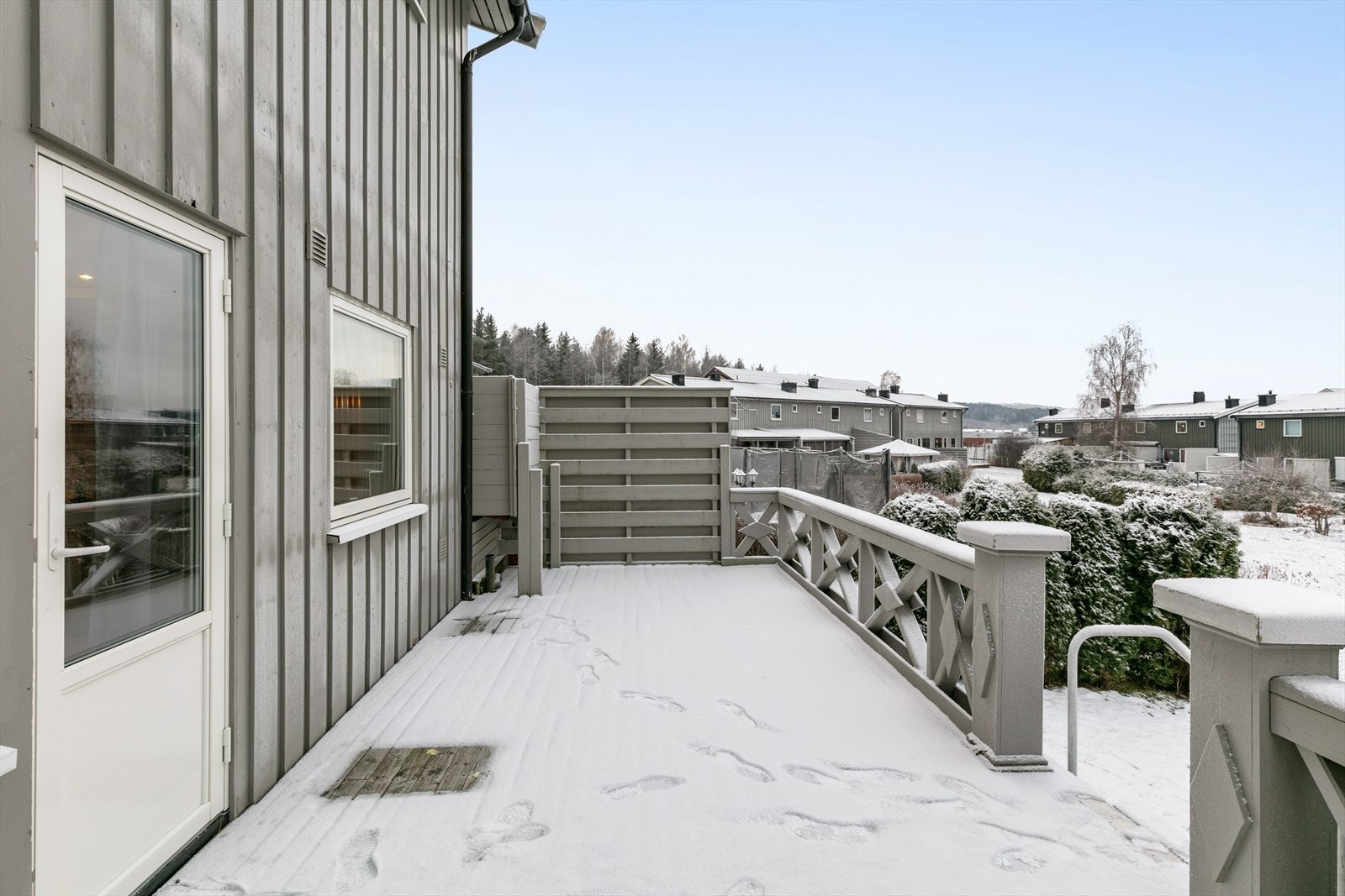 Fra stuen er det utgang til nord-vestvendt terrasse. Galleribilde