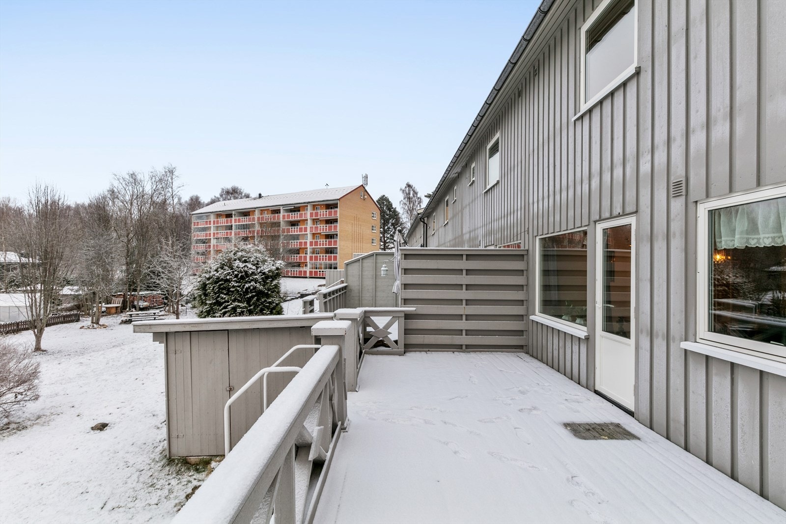 Det er god plass til flere sittegrupper på terrassen. Galleribilde