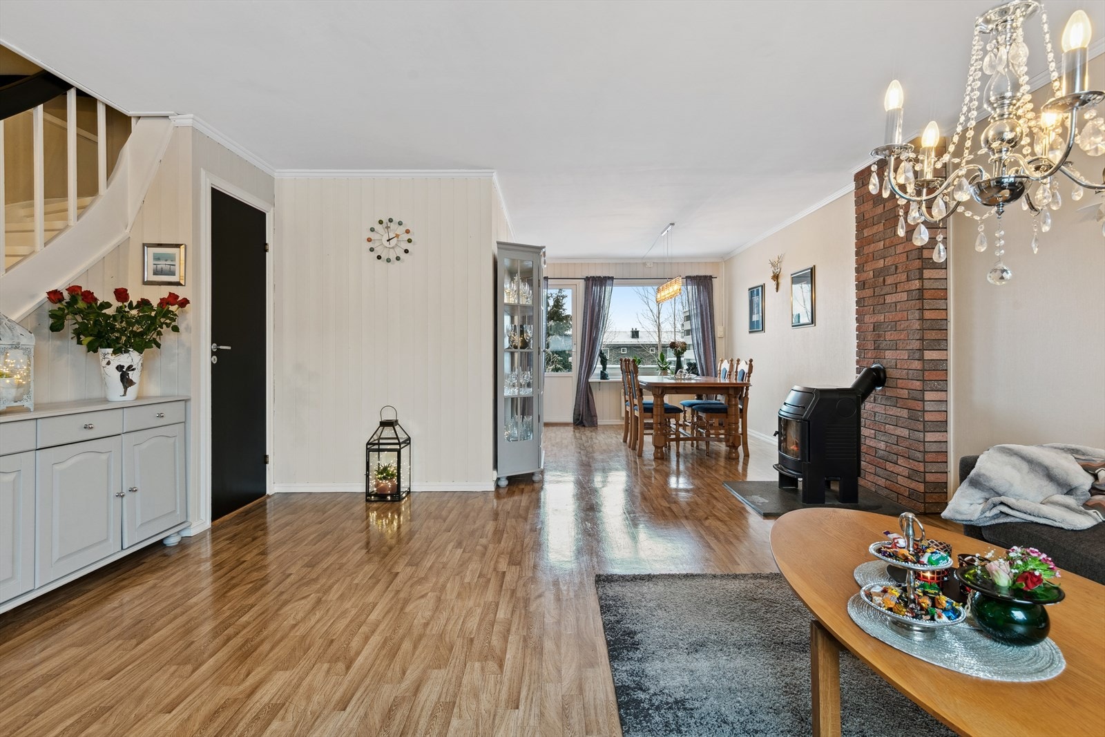 De store vindusflatene i begge ender sørger for godt lysinnslipp. Galleribilde