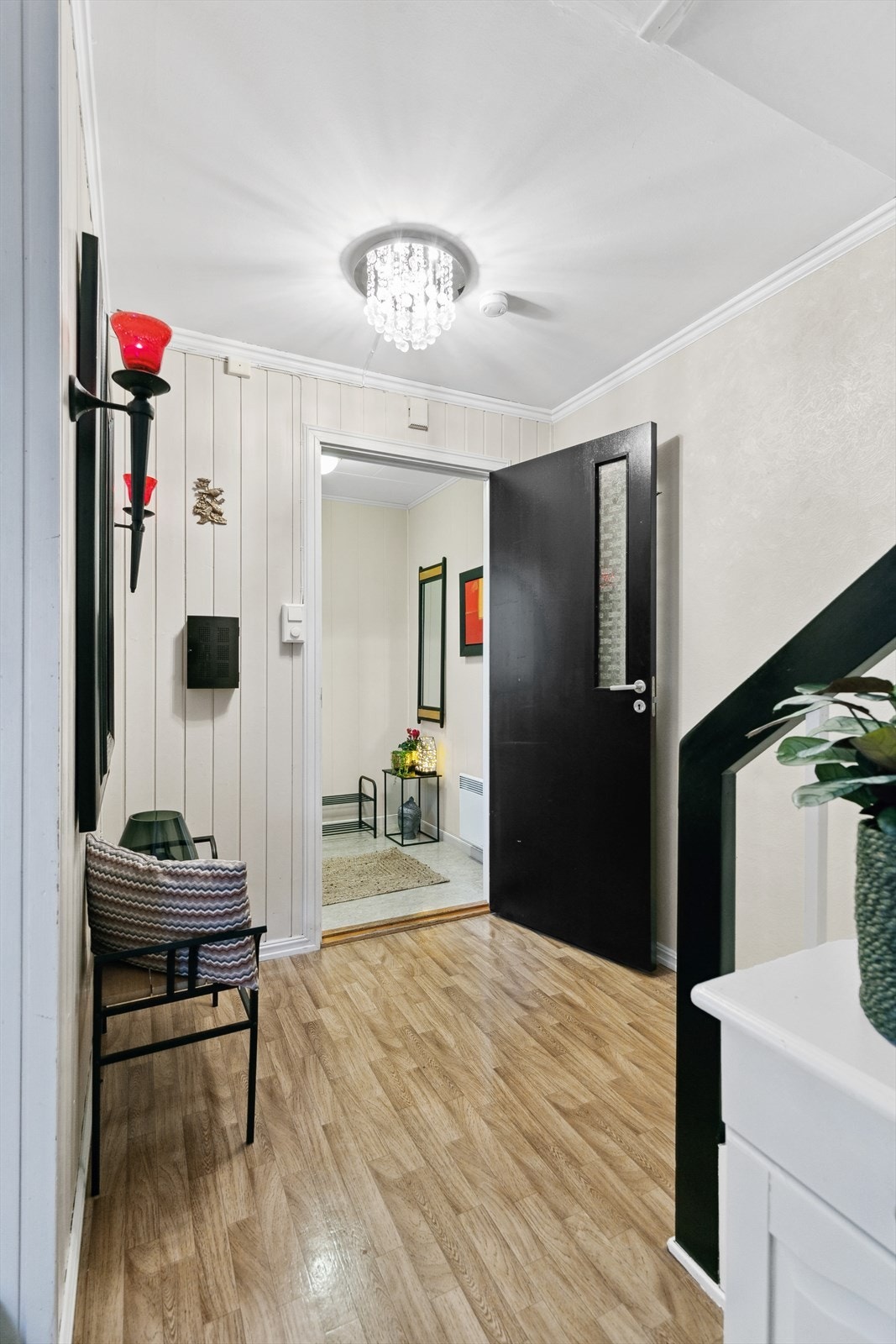 I trappegangen innenfor er det enda bedre plass til oppbevaring av yttertøy. Galleribilde