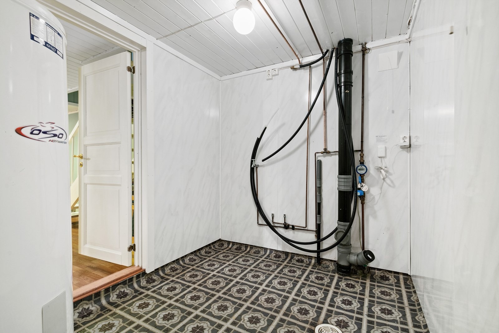 Vaskerom i kjelleren med opplegg for vaskemaksin og klosett. Galleribilde