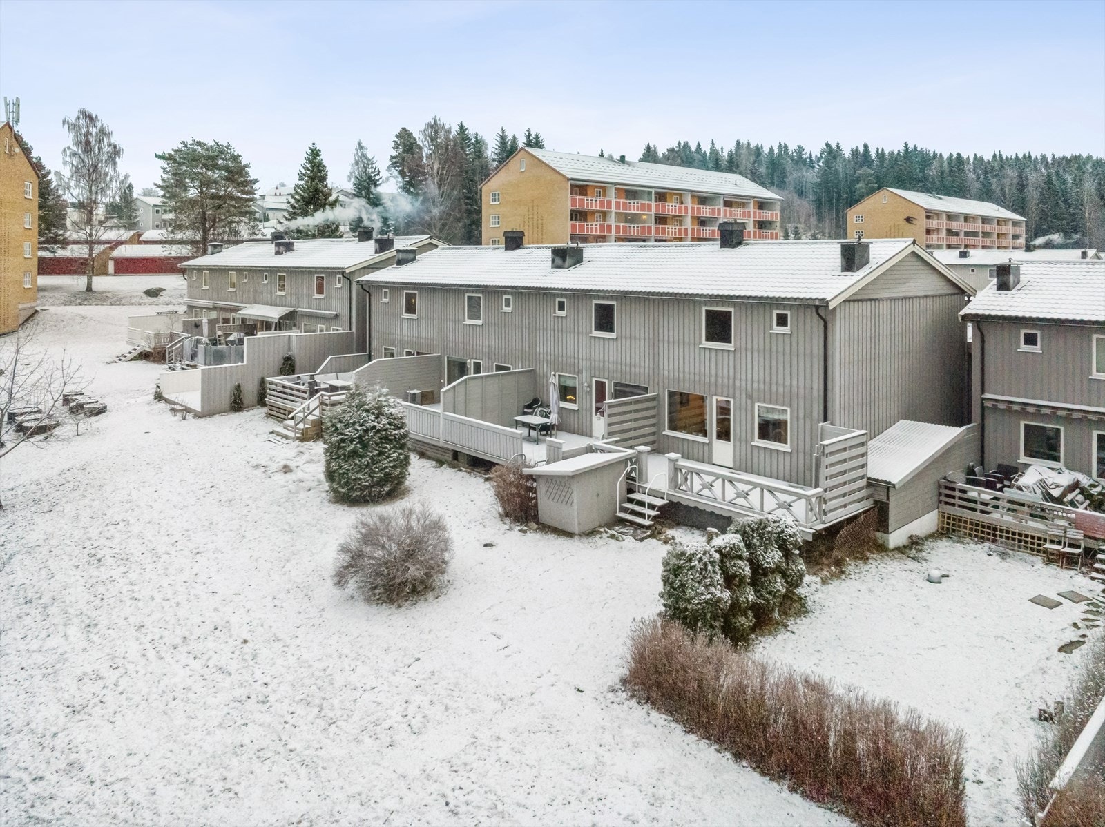 Boligen har koselig hageareal på begge sider. Galleribilde