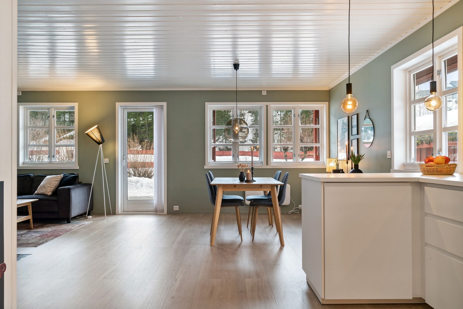 Fra stuen er det utgang til det flotte utearealet Galleribilde