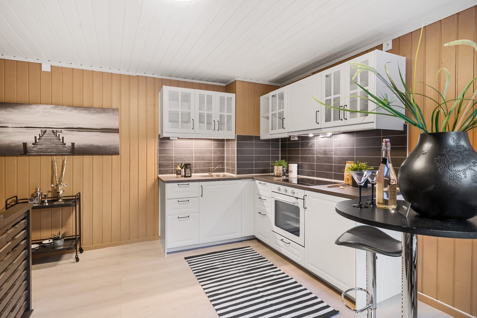 Kjøkkenet ligger i åpen løsning til stuen og har montert ny og moderne innredning med profilerte fronter og laminat benkeplater med nedfelt vaskekum. Galleribilde
