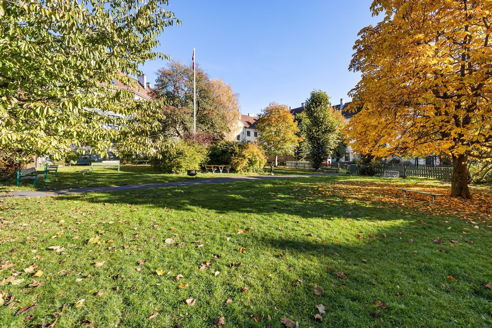 Italiagården har et fantastisk gårdsrom med hage, sittegrupper, benker m.m. til disposisjon for beboerne. Galleribilde