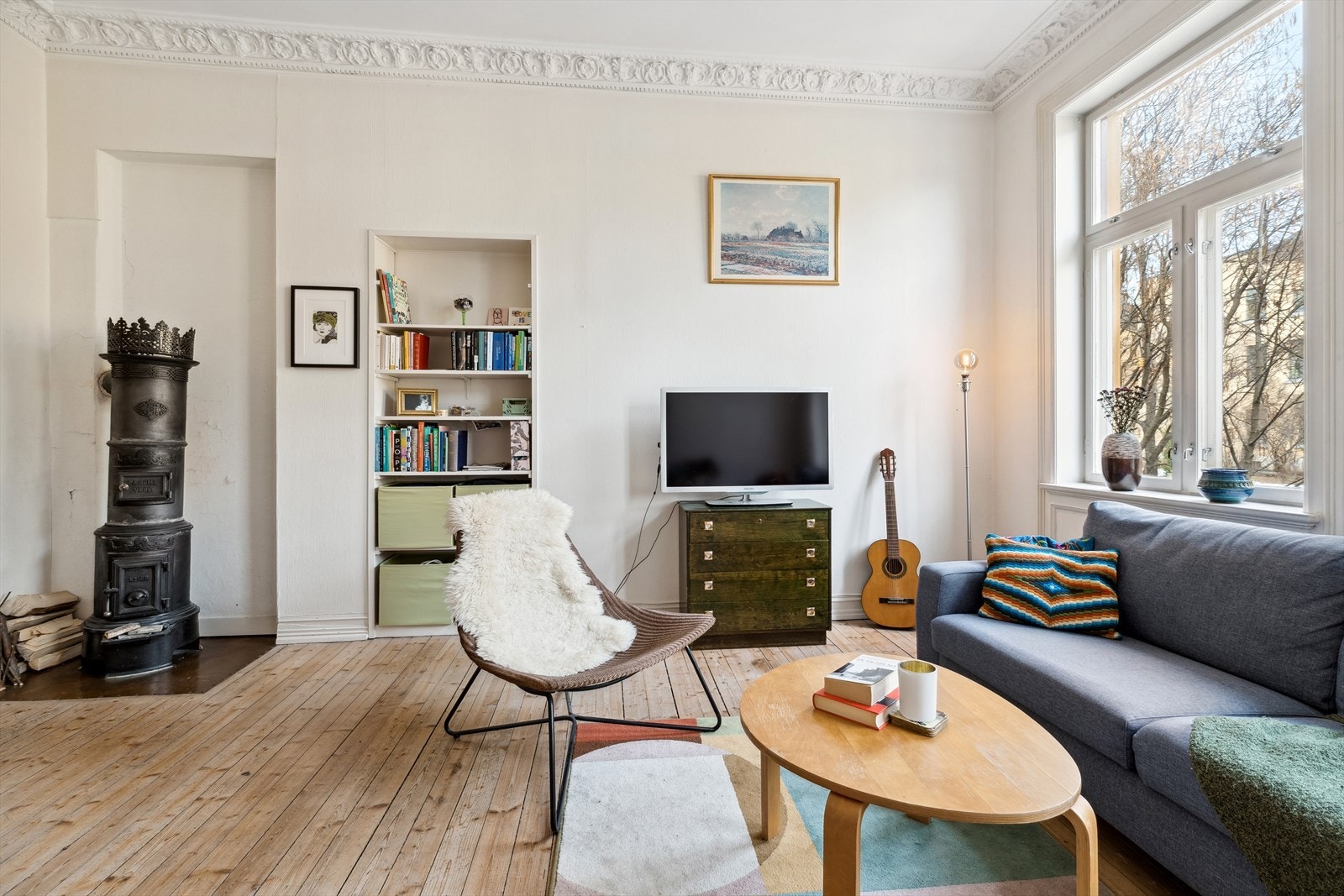 Stuen har plassbygd hylle/bokhylle innfelt i veggen. Galleribilde